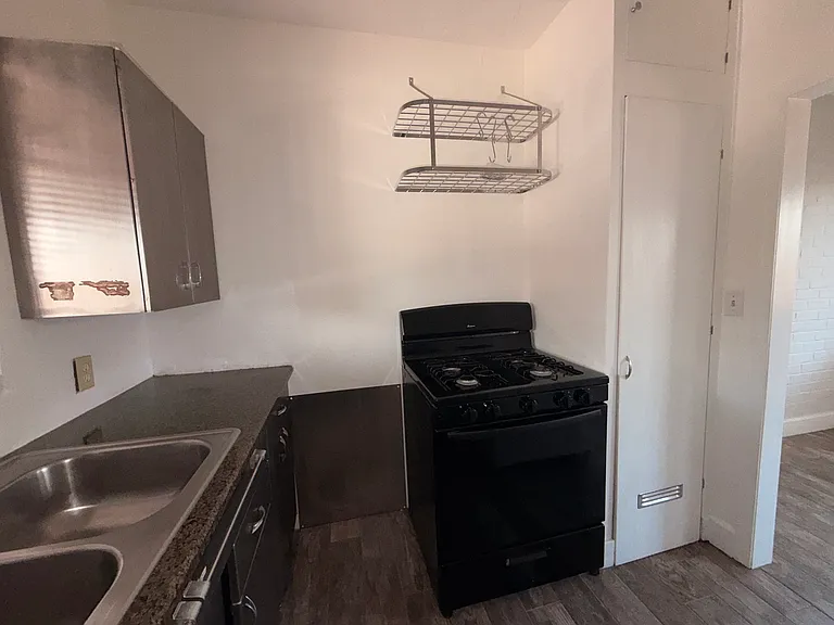 1345 E 9th St — Photo 12