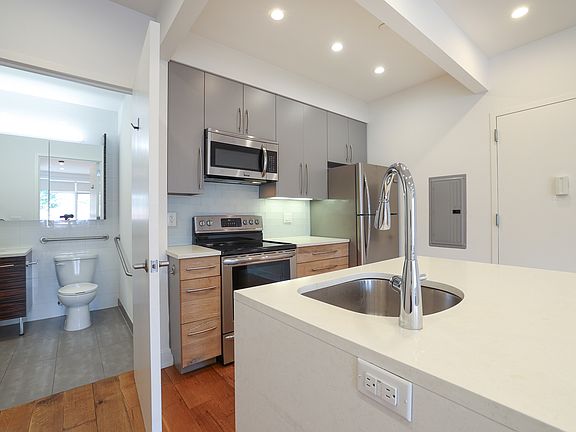 3rd image of 93 Kingsland Ave APT 1F