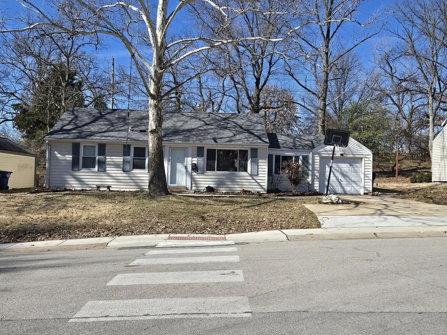 915 Westglen Dr photo 1