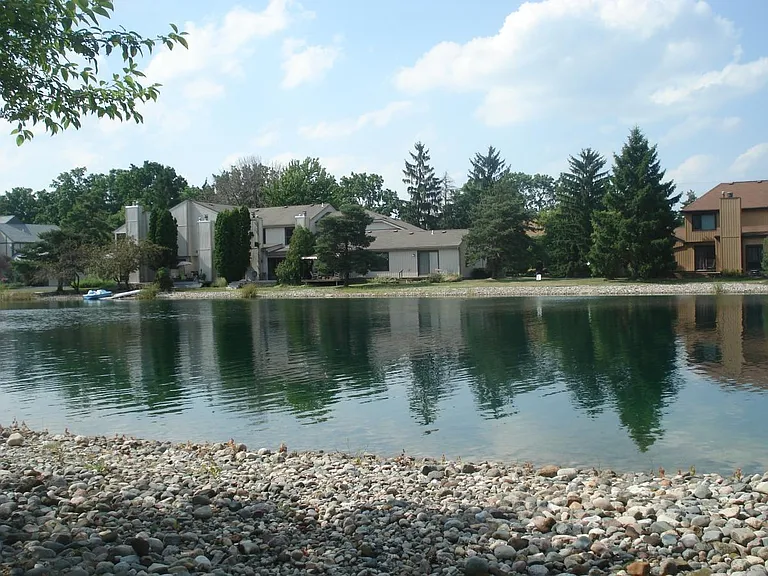1424 Lakeside Dr — Photo 9