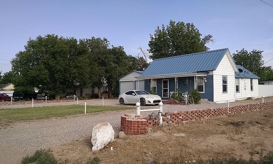 1st image of 202 E Grand Ave