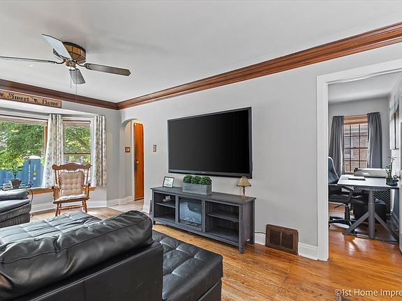5th image of 9822 S Avers Ave