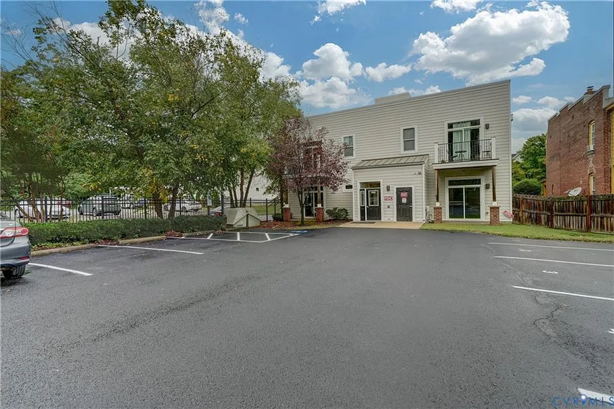 Building Photo - 1020 Porter St #104