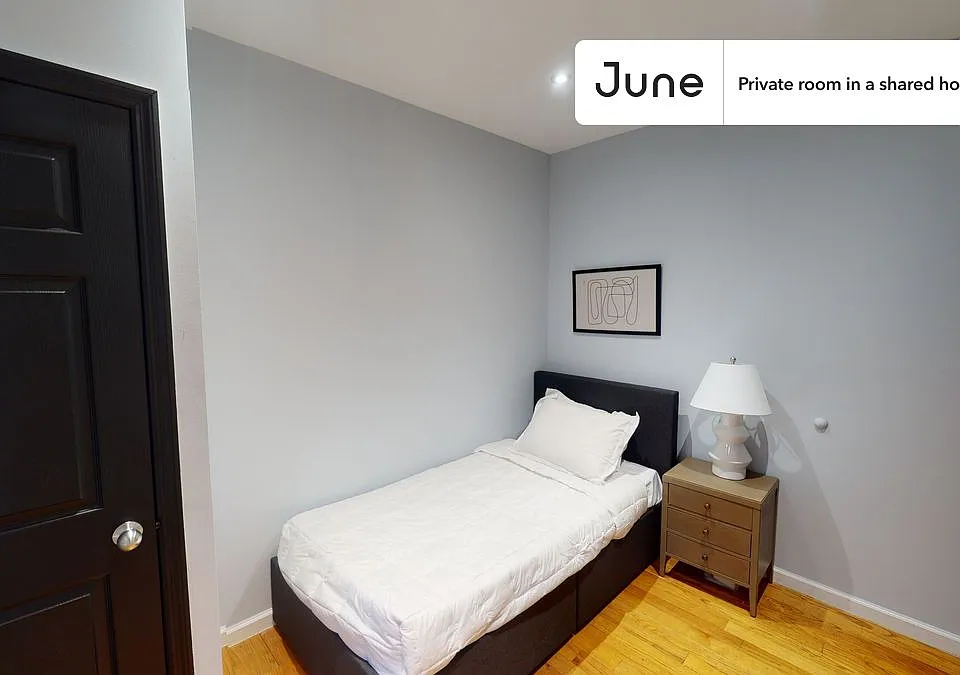 225 W 109th St #C