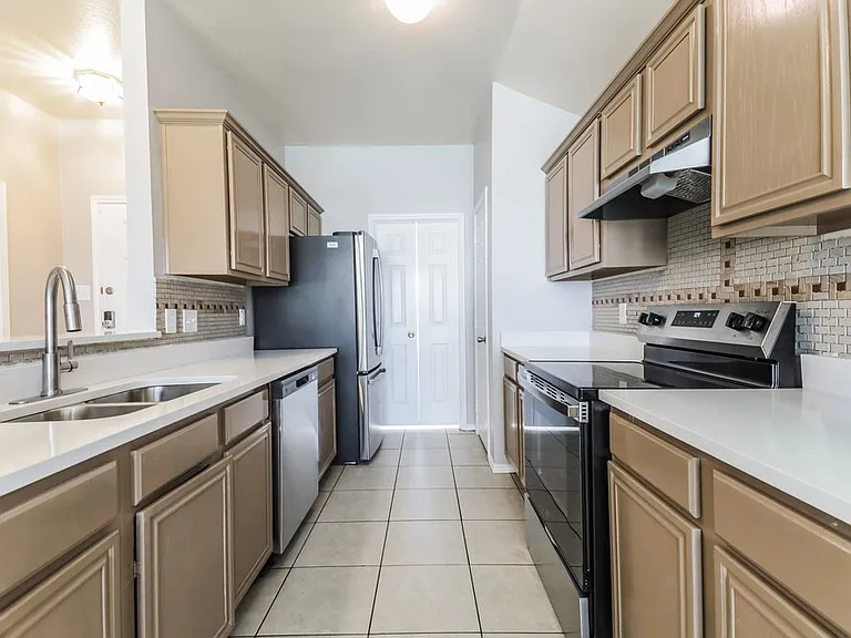 1611 Cedar Bluff Ln — Photo 9