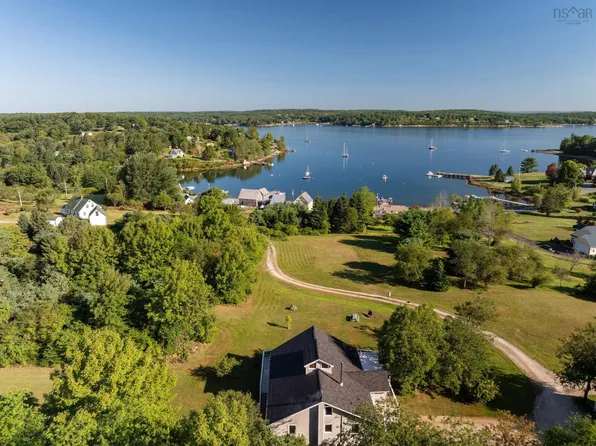 90 Orchard Hts, Lunenburg, NS B0J 2E0