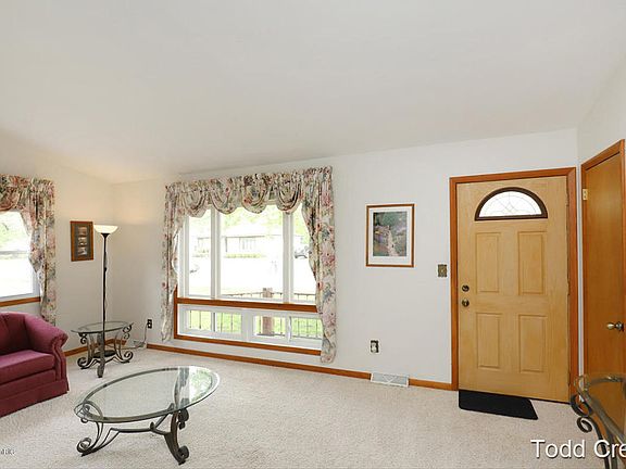 5th image of 748 Parkway Dr NE