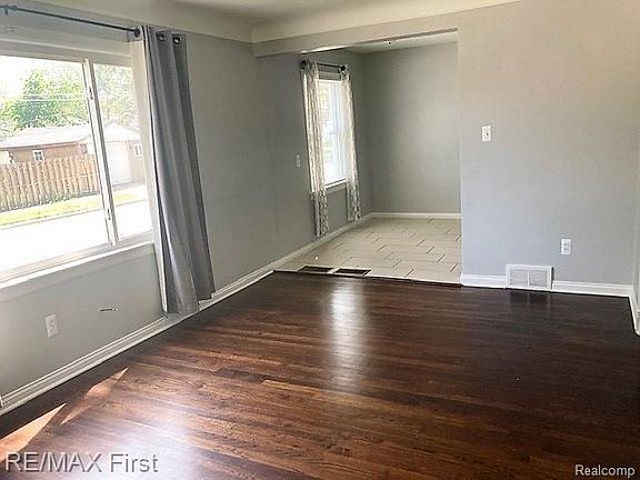 4th image of 23305 Reynolds Ave