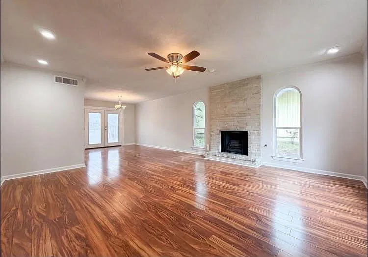 4 bed, 2.0 bath, 2348 sqft, $2,000 — Photo 2