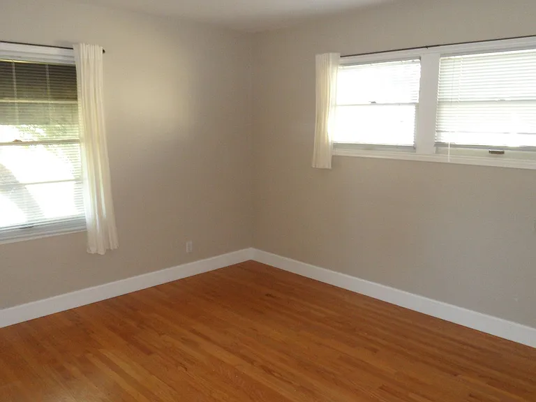 445 N Pine St — Photo 13