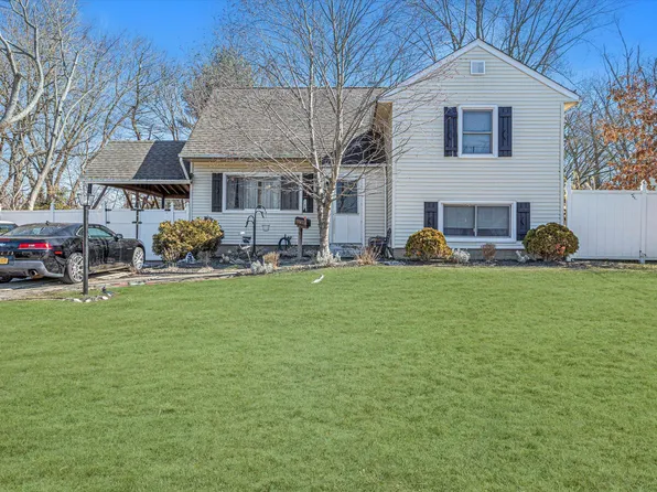 68 Picket Lane, Centereach, NY 11720