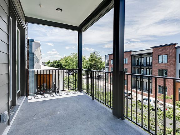 4th image of 1422 Bainbridge St #3