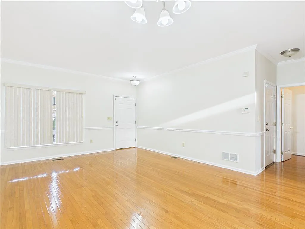 3 bed, 2.5 bath, 1836 sqft, $2,400 — Photo 4