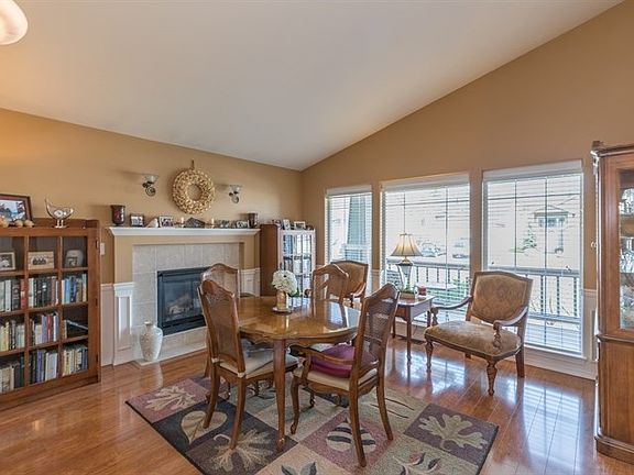 5th image of 412 E Blackhawk Dr