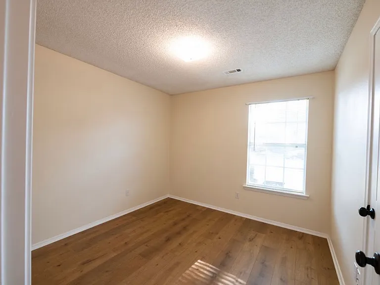 1459 Fredonia St — Photo 15