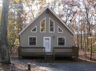 566 Gold Finch Rd, Bushkill, PA 18324