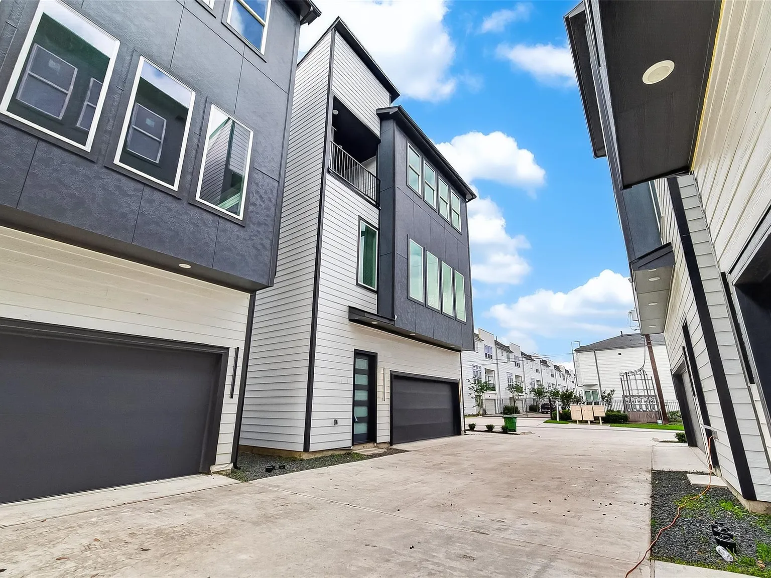 3 bed, 3.0 bath, 1869 sqft, $2,700 — Photo 3