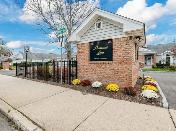 10 Primrose Lane #10, North Babylon, NY 11703