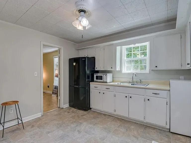 1842 Crossland Ave — Photo 2