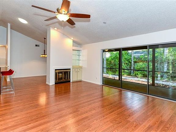 4th image of 4117 Woodview Dr