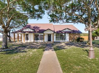 422 Country Ridge Ln, Red Oak, TX 75154