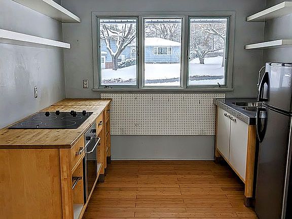 3rd image of 90 Moseley Cir