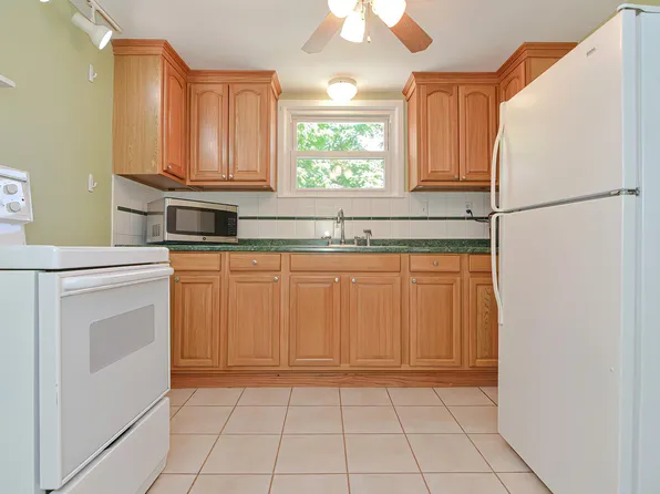 4 Greenwood Ave #B, Seekonk, MA 02771