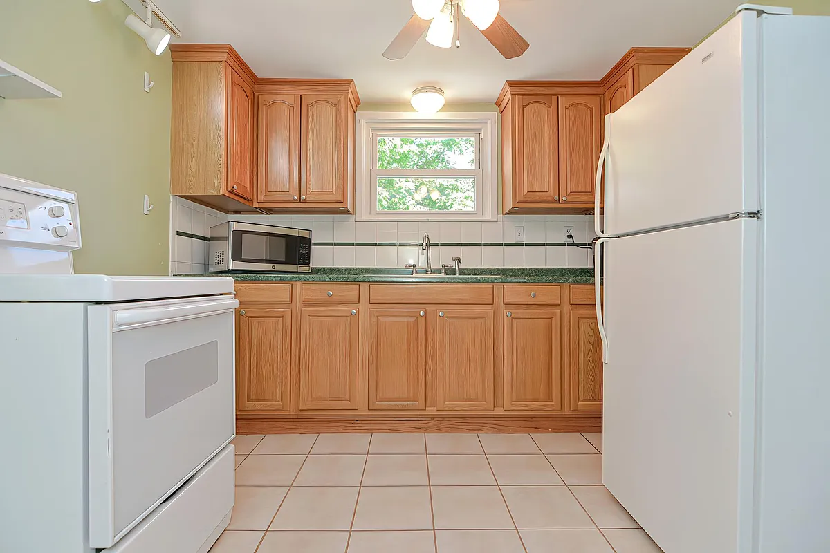 Photo 1 of 11 - 4 Greenwood Ave #B - Seekonk, MA Primary Photo - 4 Greenwood Ave #B