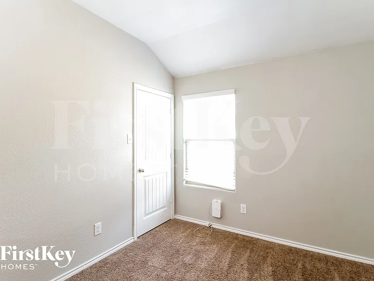 303 Preakness Ln — Photo 13