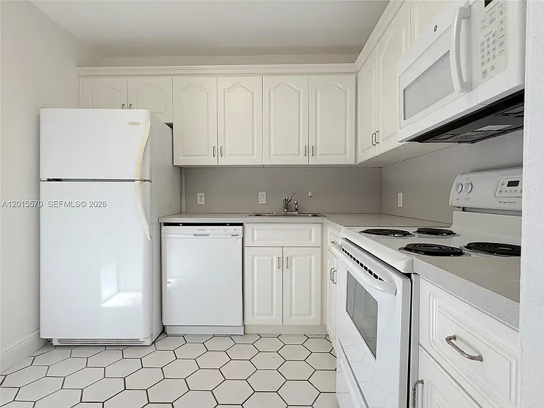 20400 W Country Club Dr #209 — Photo 8