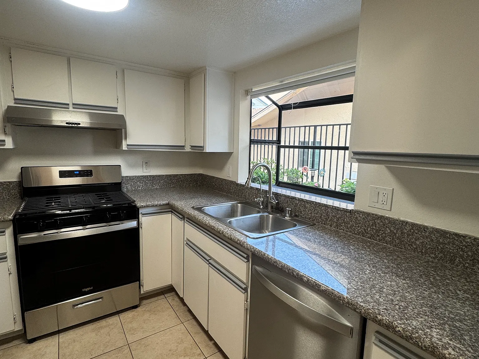 2 bed, 2.5 bath, 1275 sqft, $3,450 — Photo 3