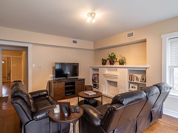 4th image of 2443 W Foster Ave