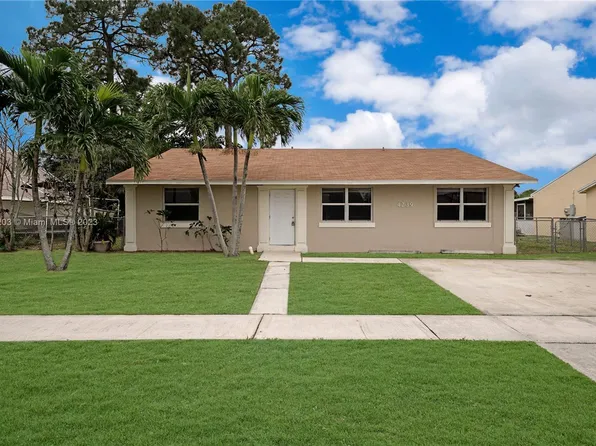 4239 Centurian Cir, Greenacres, FL 33463