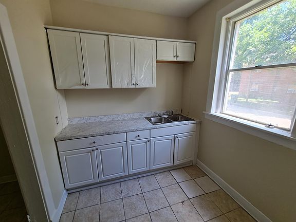 4th image of 2247 Saint Charles Ave #1