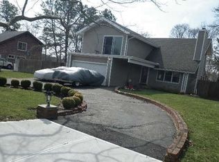 24 Groton Ln, Coram, NY 11727