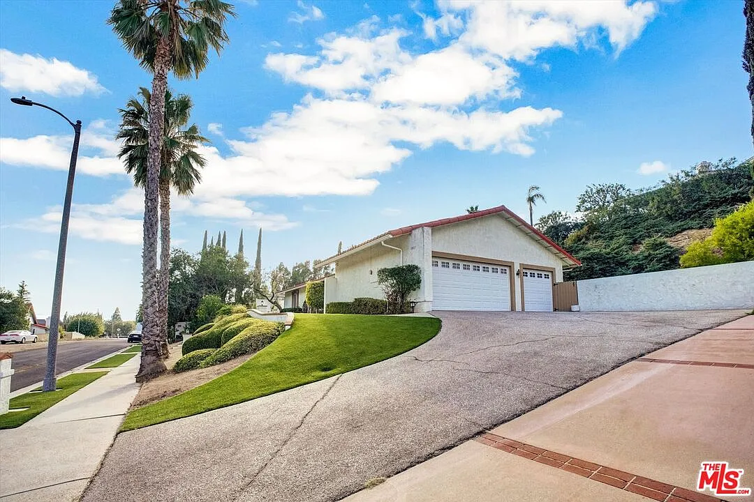 5 bed, 3.0 bath, 2869 sqft, $5,999 — Photo 2