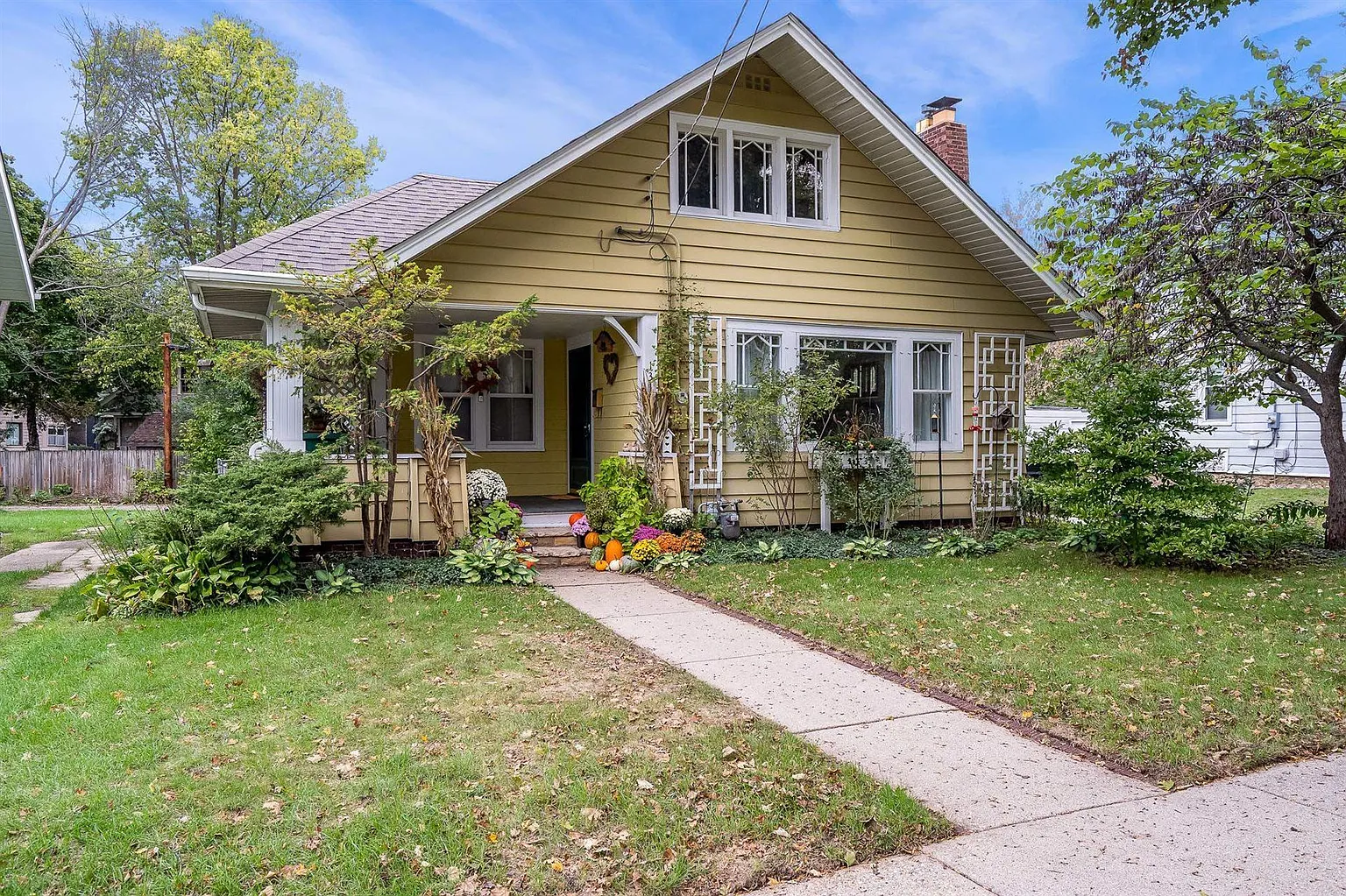 1318 Post Ave photo 1