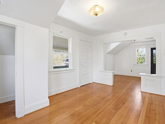 4th image of 3504 SE Sherman St