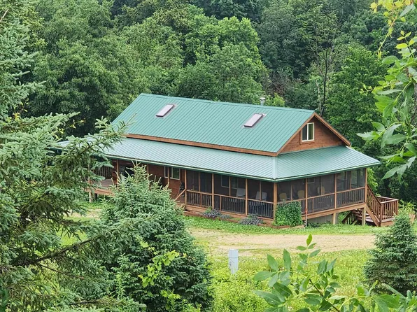 1878 Trophy Run Ln, Harpers Ferry, IA 52146