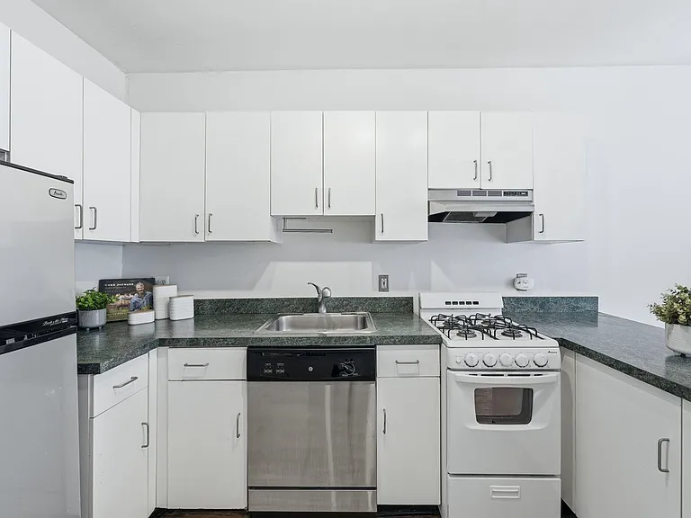 509 Monroe St #3L — Photo 8