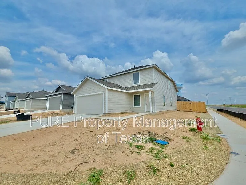 4 bed, 2.5 bath, 1850 sqft, $1,950 — Photo 2