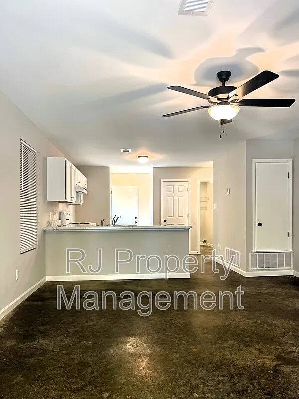 4 bed, 2.0 bath, 1200 sqft, $1,395 — Photo 3