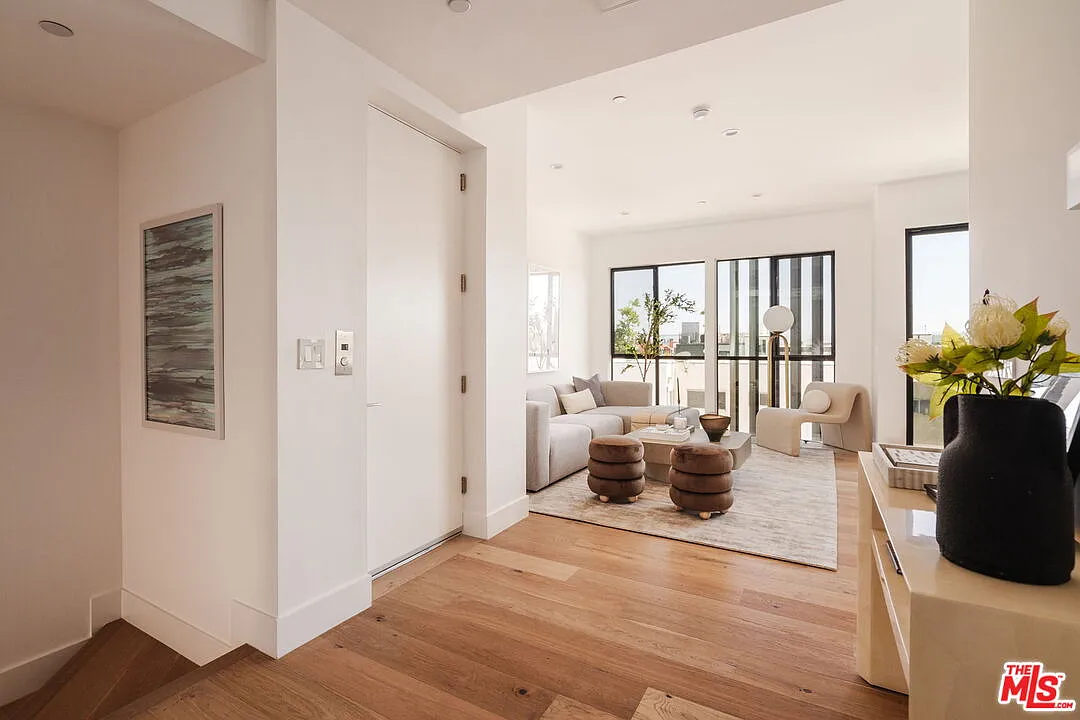 2 bed, 2.5 bath, 2124 sqft, $6,500 — Photo 2