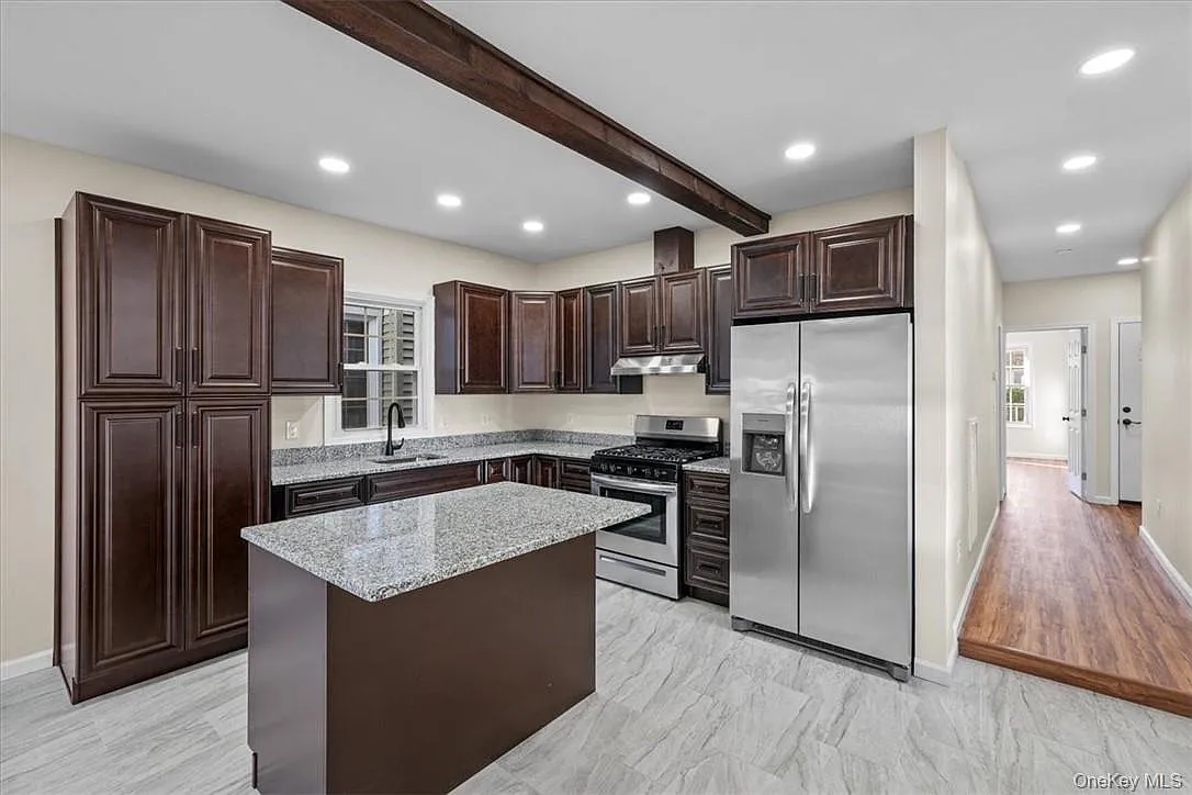3 bed, 1.0 bath, 1208 sqft, $2,200 — Photo 4