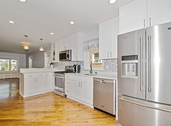 3rd image of 5453 W Windsor Ave