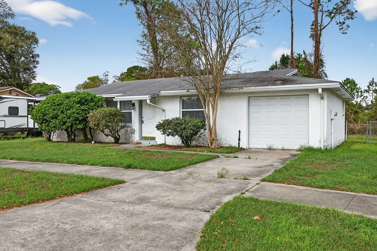 Building Photo - 726 W Perryman Ln