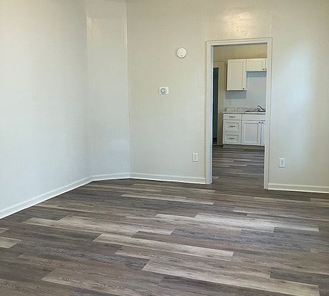 5th image of 915 W Macqueen Ave