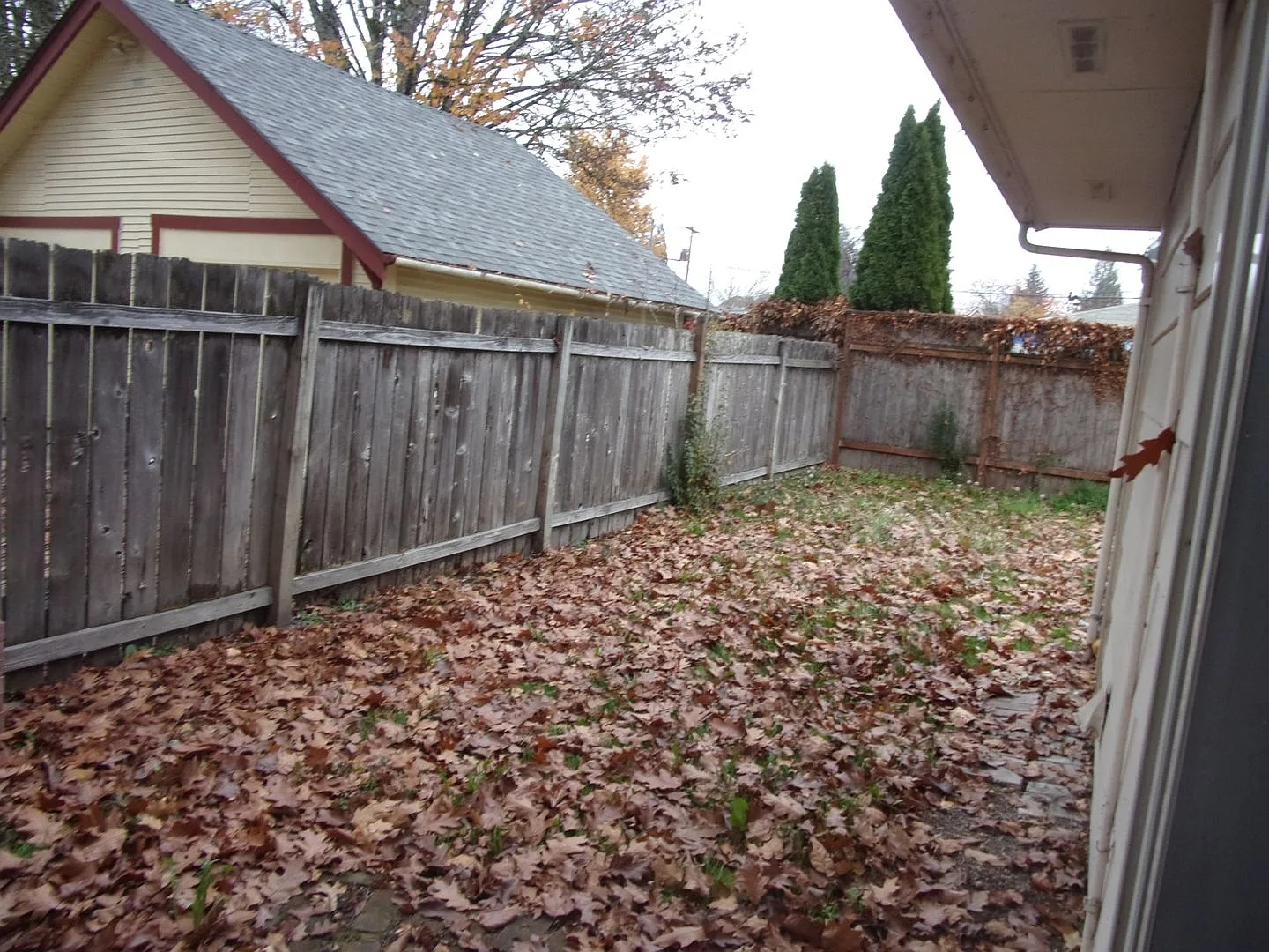 251 - 1585-1595 NW Tyler — Photo 4