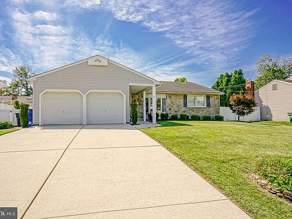2nd image of 3 Pebble Ln