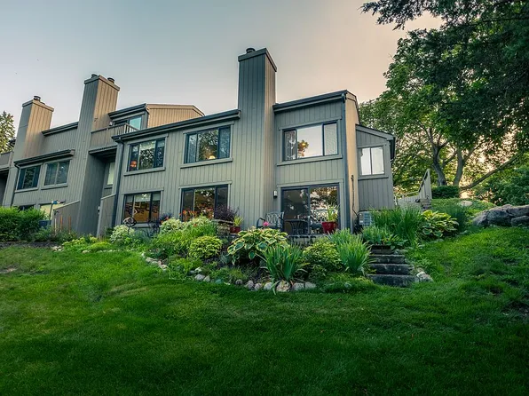 421 Shoreline Rd, Lake Barrington, IL 60010